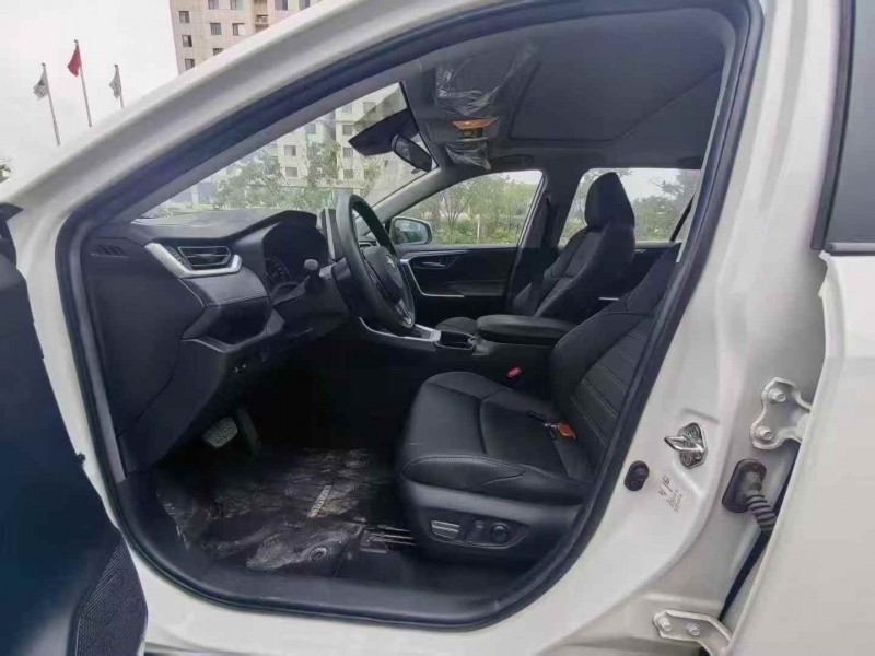 青岛21年丰田威兰达5