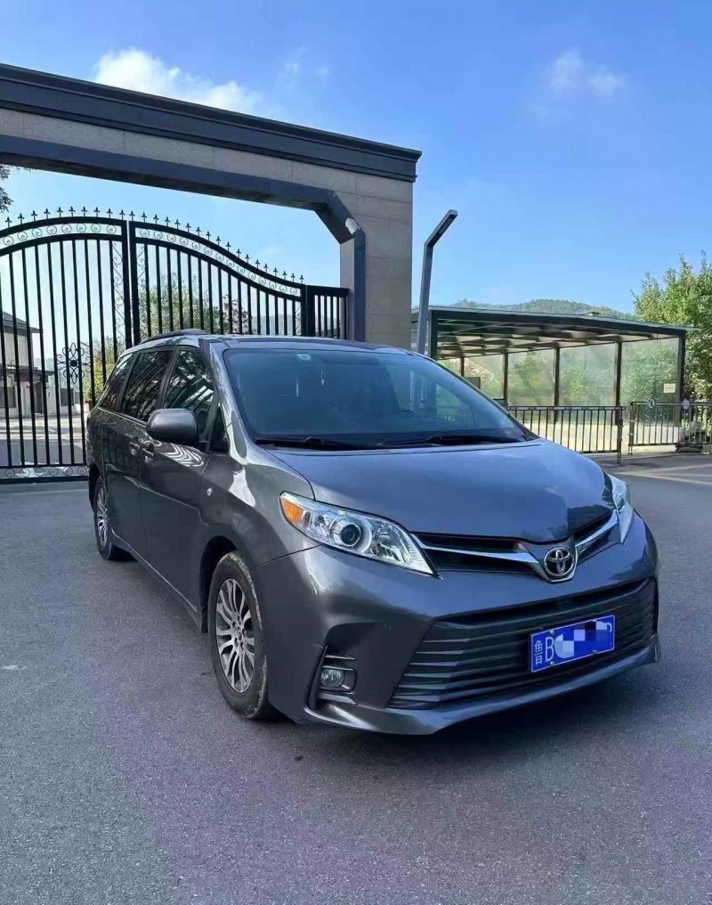 济宁19年丰田塞纳2