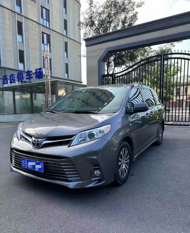 济宁19年丰田塞纳3