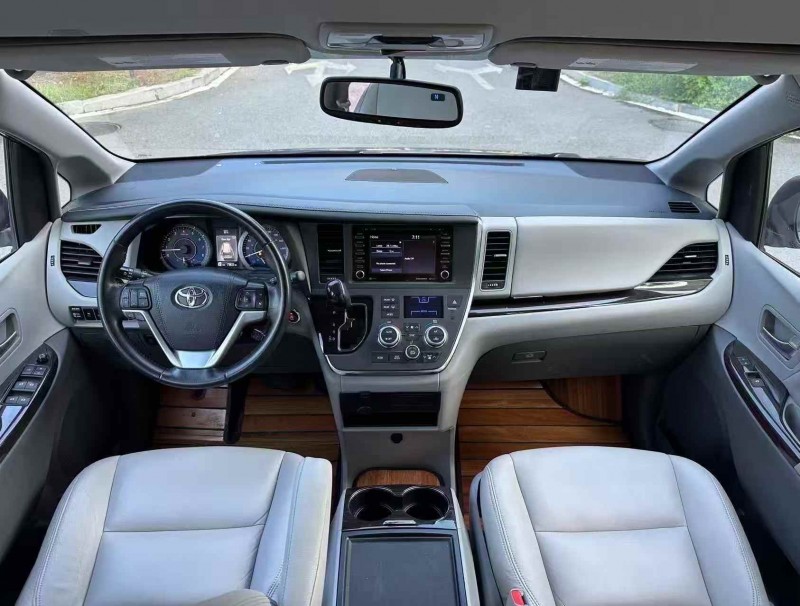 济宁19年丰田塞纳4