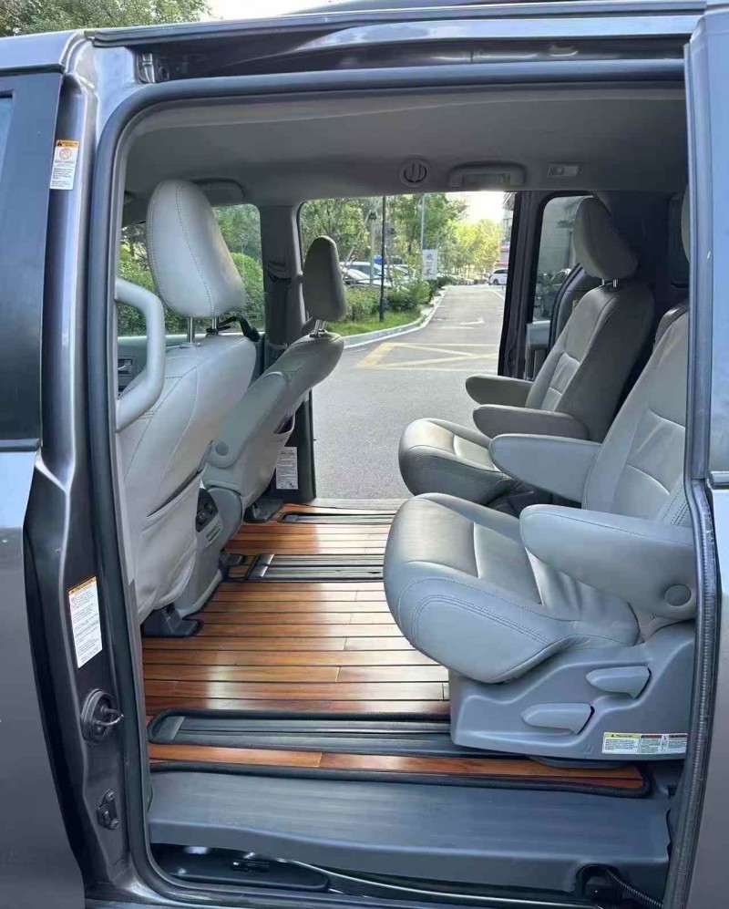 济宁19年丰田塞纳5