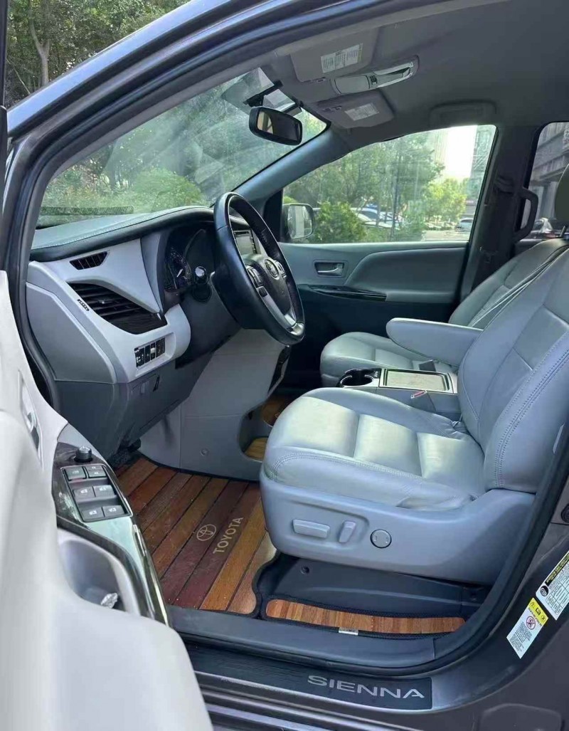 济宁19年丰田塞纳6