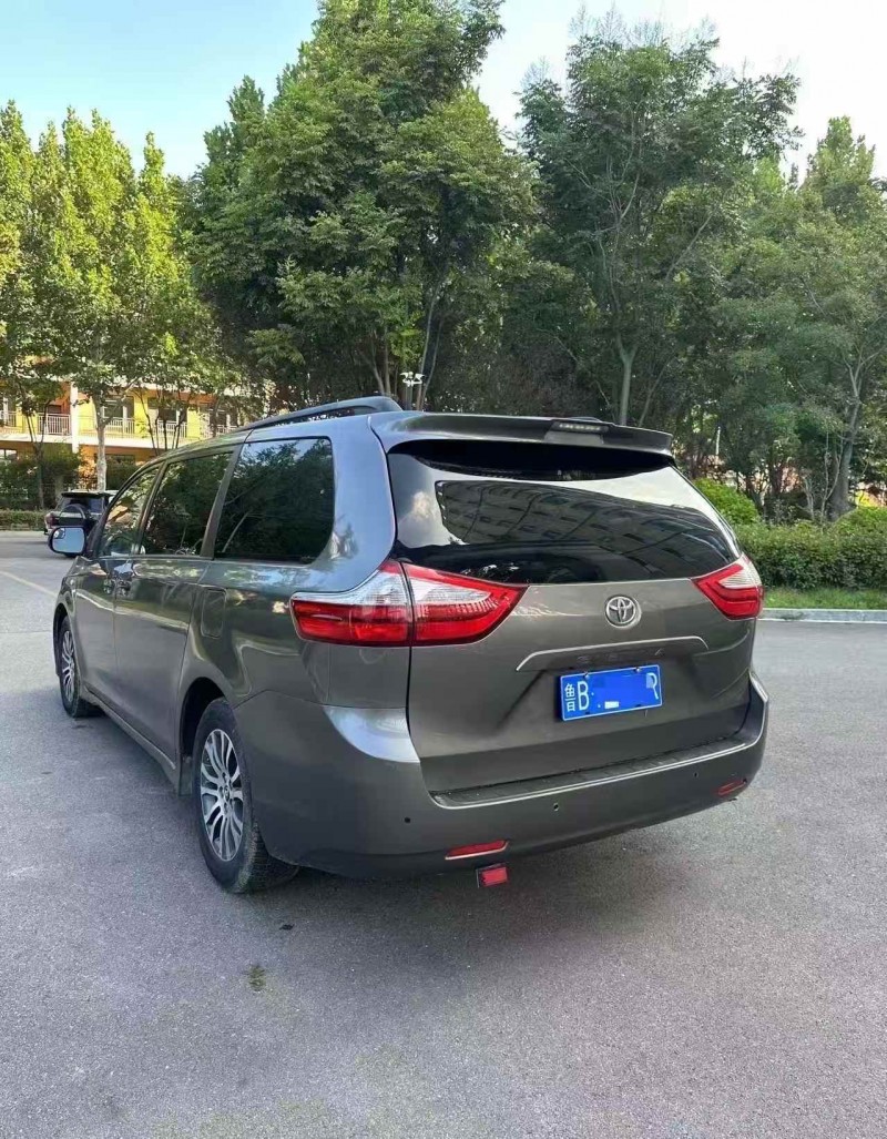 济宁19年丰田塞纳7