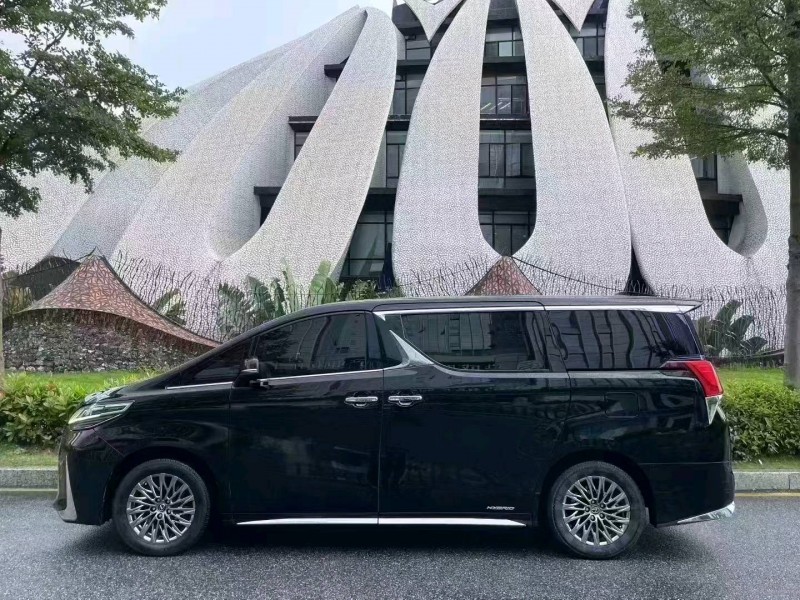 深圳21年雷克萨斯LM雷尔法8