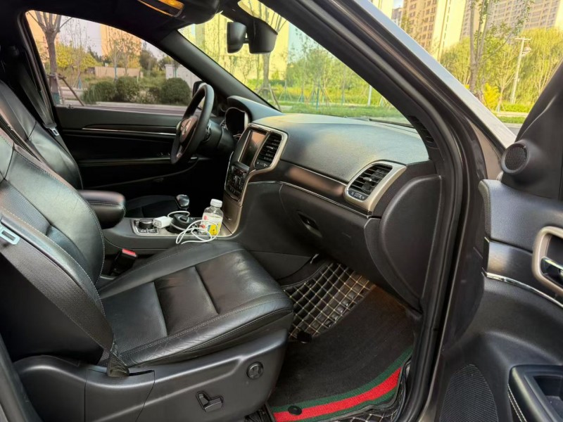 邢台14年Jeep大切诺基4