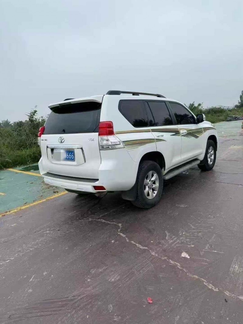 青岛13年丰田普拉多9
