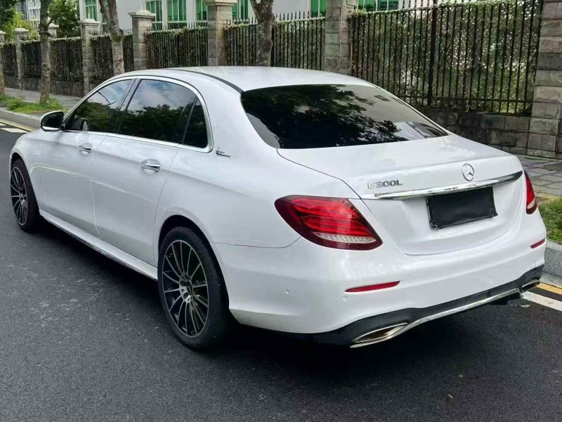 广州17年奔驰E8