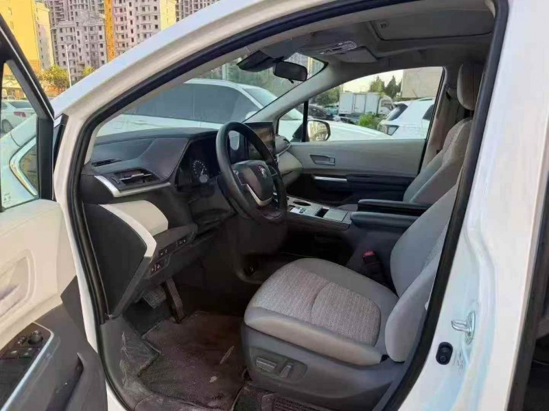 东营24年丰田塞纳4