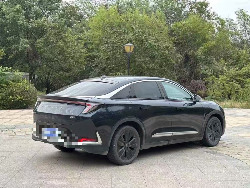 青岛25年极狐汽车阿尔法7