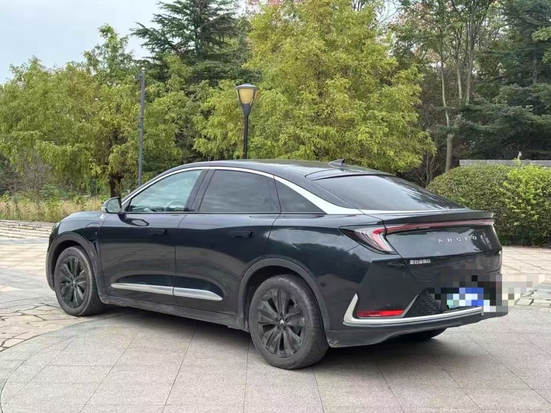 青岛25年极狐汽车阿尔法8