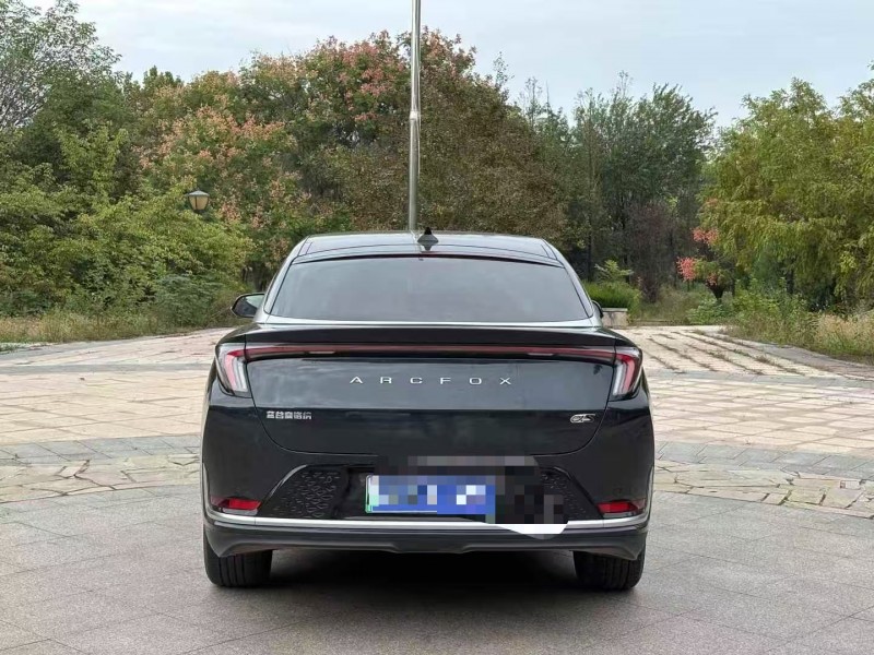 青岛25年极狐汽车阿尔法9