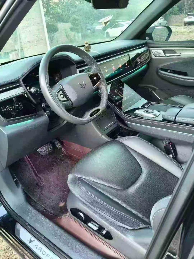 珠海23年极狐汽车阿尔法6