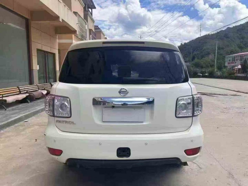 咸阳18年日产途乐9