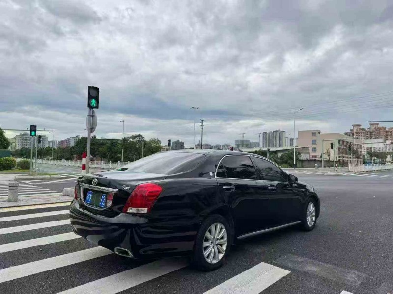 深圳11年丰田皇冠6