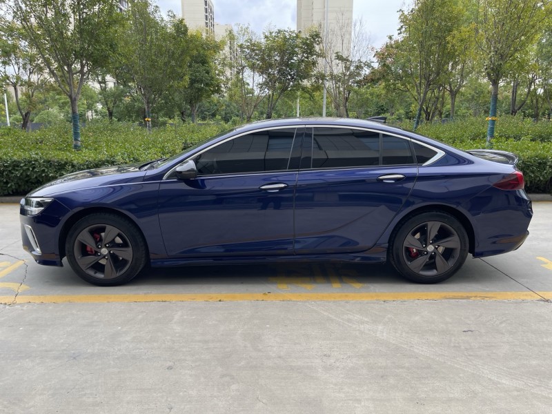 济宁21年别克君威7