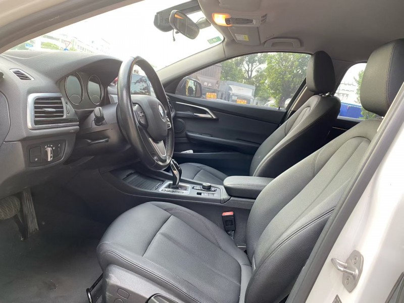 中山19年宝马1系4