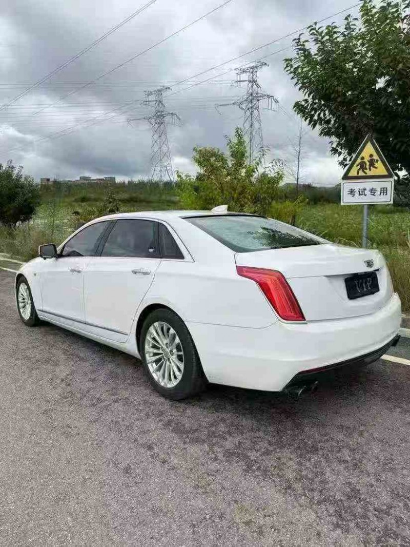 丽江16年凯迪拉克CT68