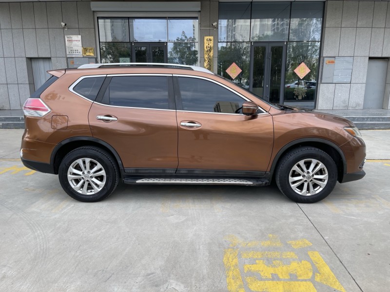 济宁16年日产奇骏8