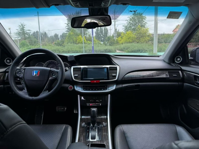 青岛16年本田雅阁4