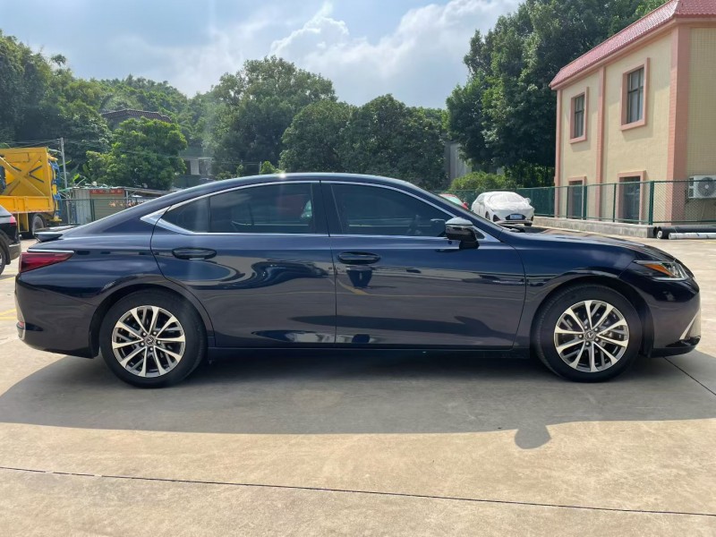 中山24年雷克萨斯ES2