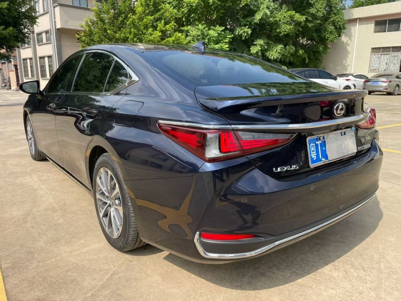 中山24年雷克萨斯ES5