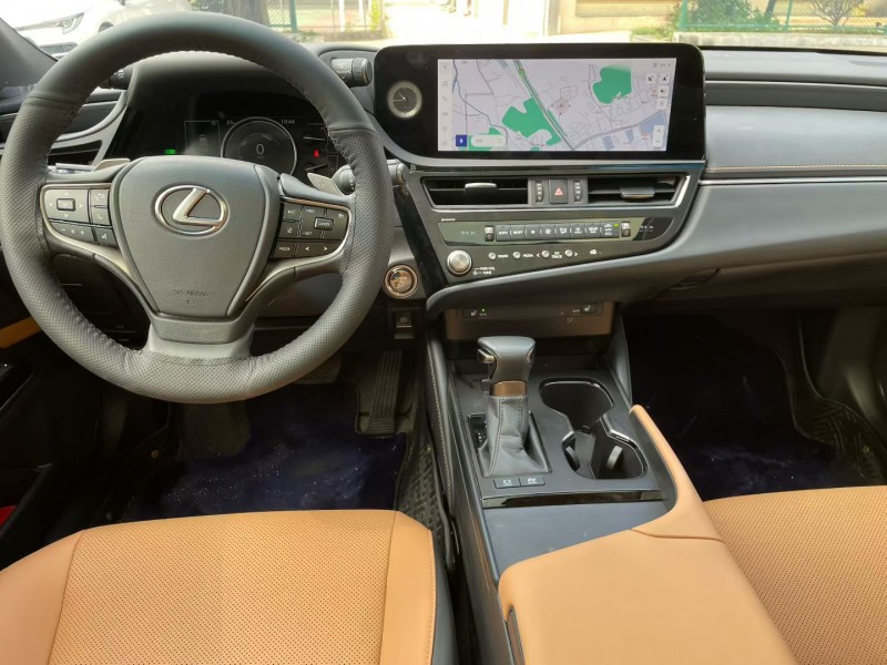 中山24年雷克萨斯ES7