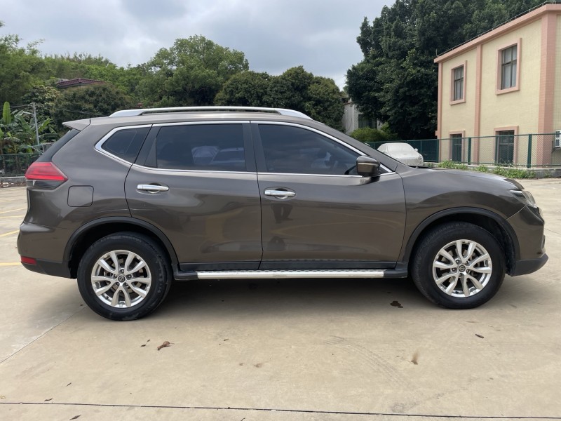 中山17年日产奇骏2