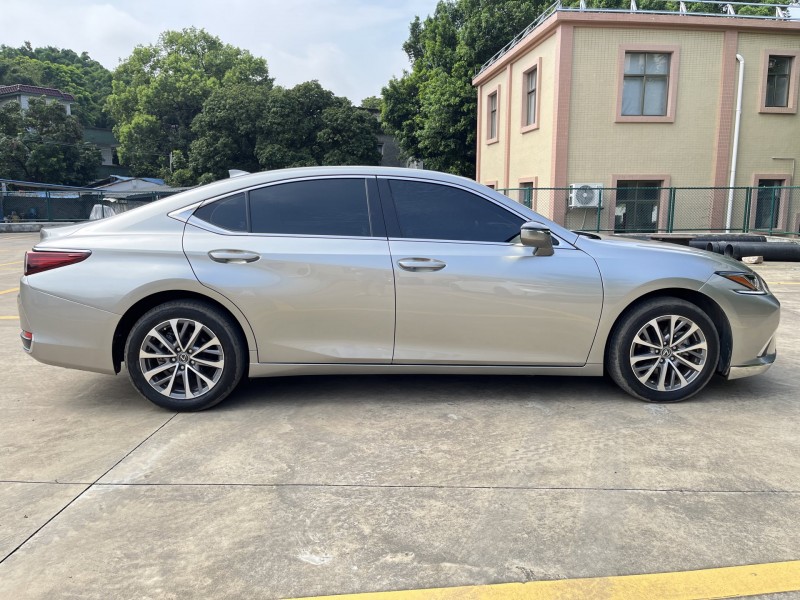 中山23年雷克萨斯ES2