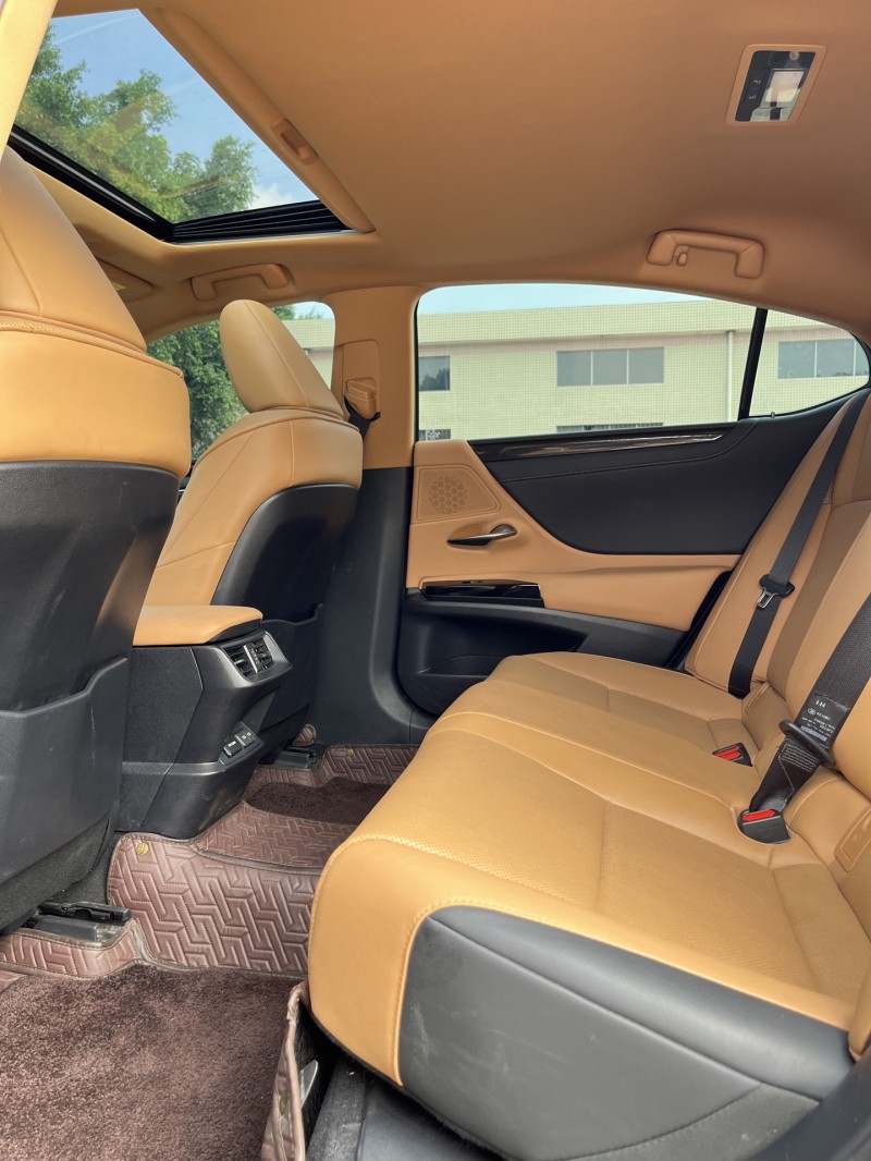 中山23年雷克萨斯ES6