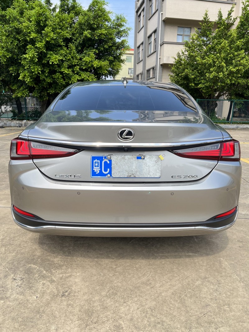 中山23年雷克萨斯ES9