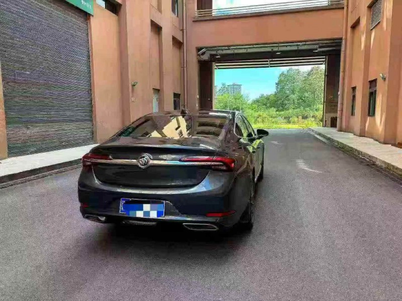 重庆20年别克君越8