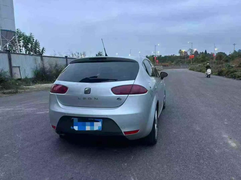 重庆12年西雅特LEON8