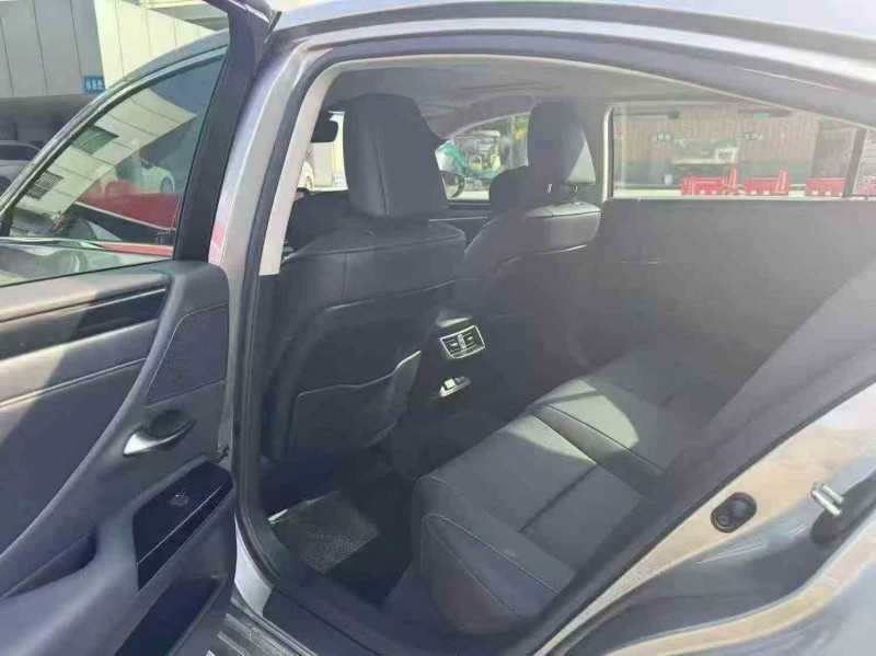 湛江23年雷克萨斯ES8