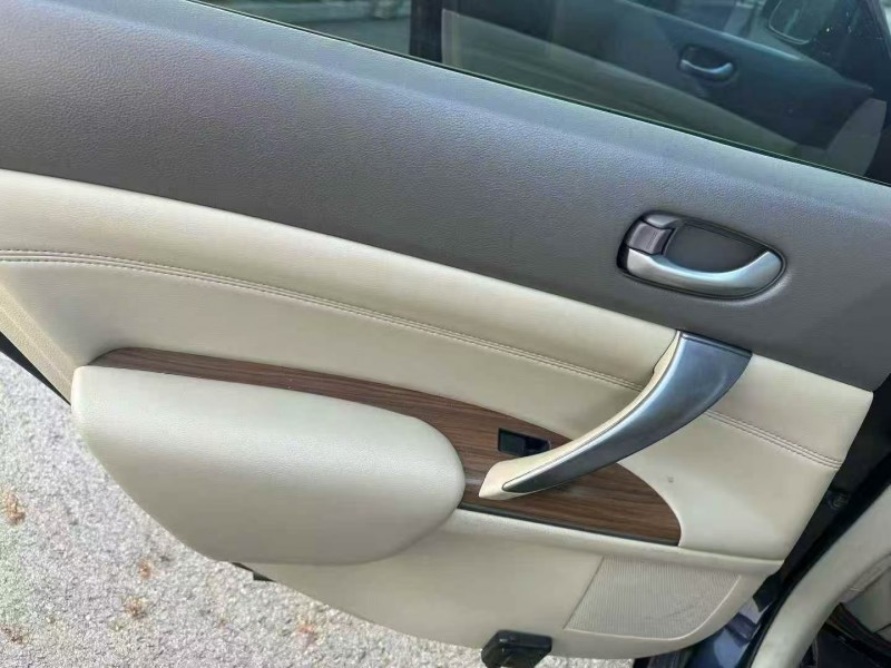 济宁12年日产天籁3