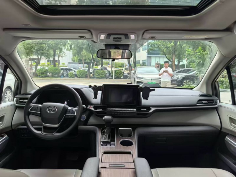 深圳23年丰田塞纳8