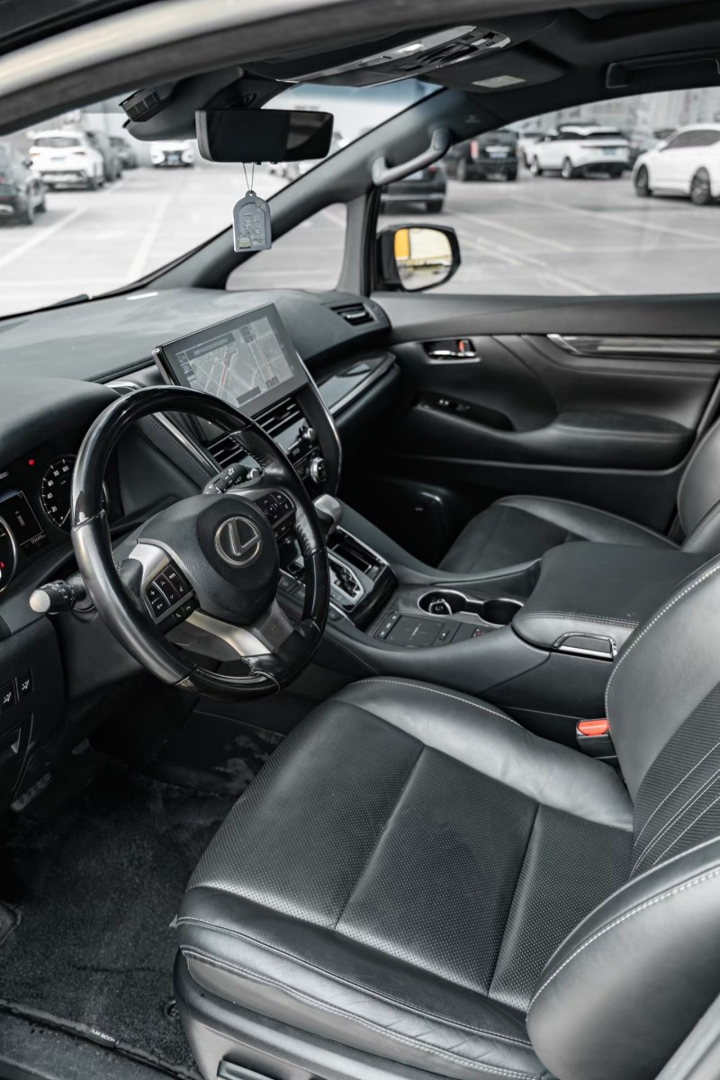 广州21年雷克萨斯LM雷尔法8