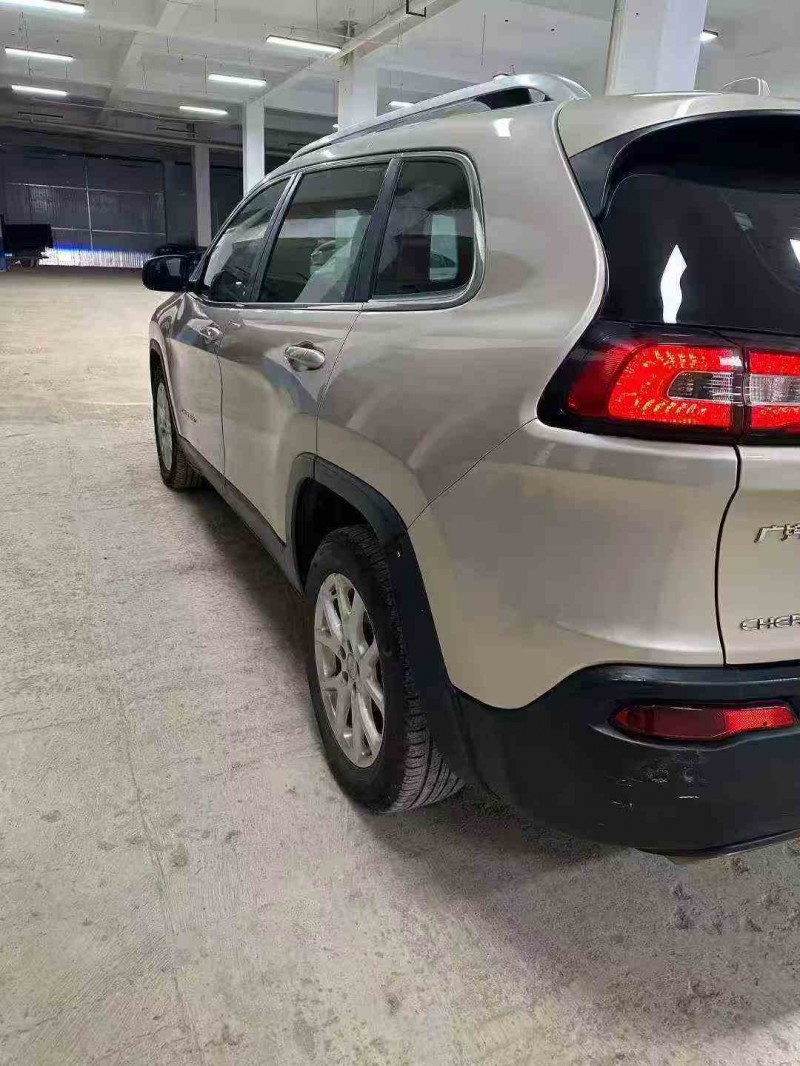 贵阳16年Jeep自由光8