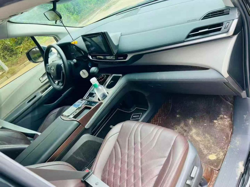 东营23年丰田塞纳5