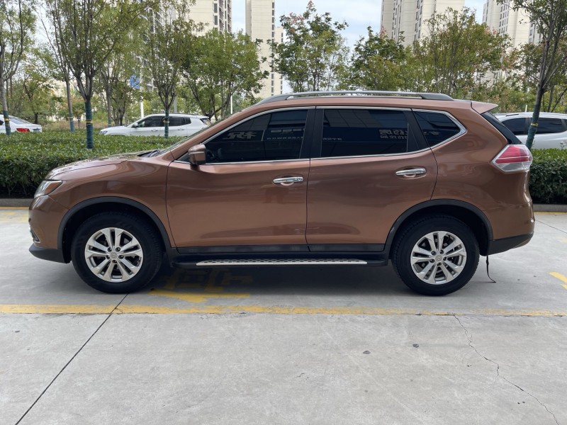 济宁16年日产奇骏4