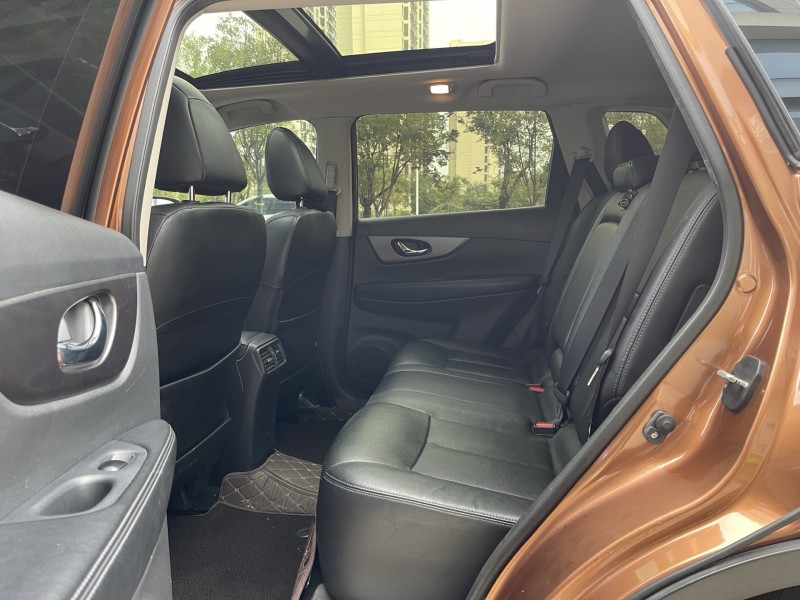 济宁16年日产奇骏7