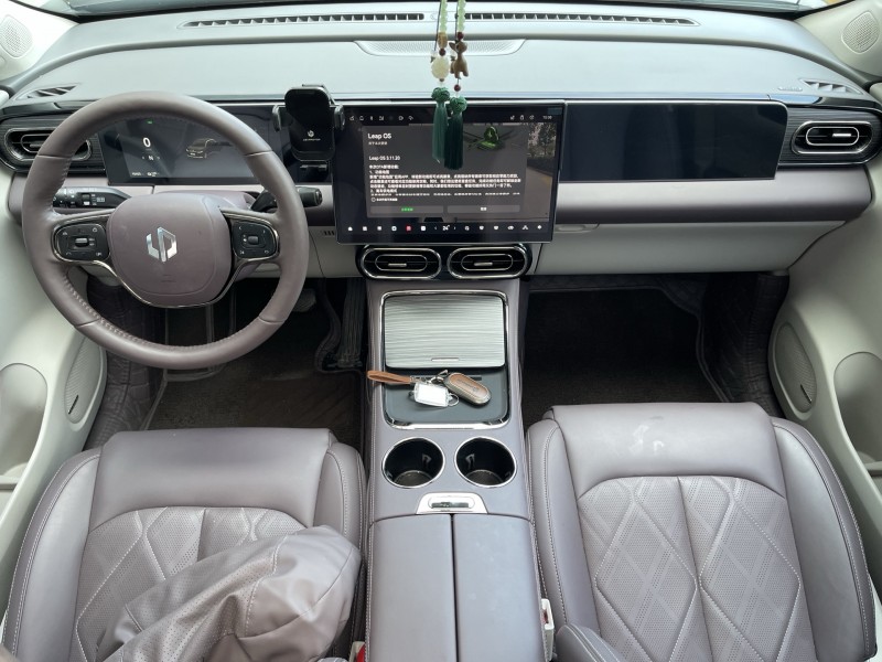 济宁25年零跑汽车C114