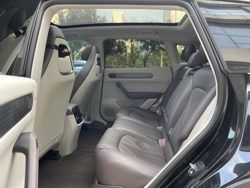 济宁25年零跑汽车C116