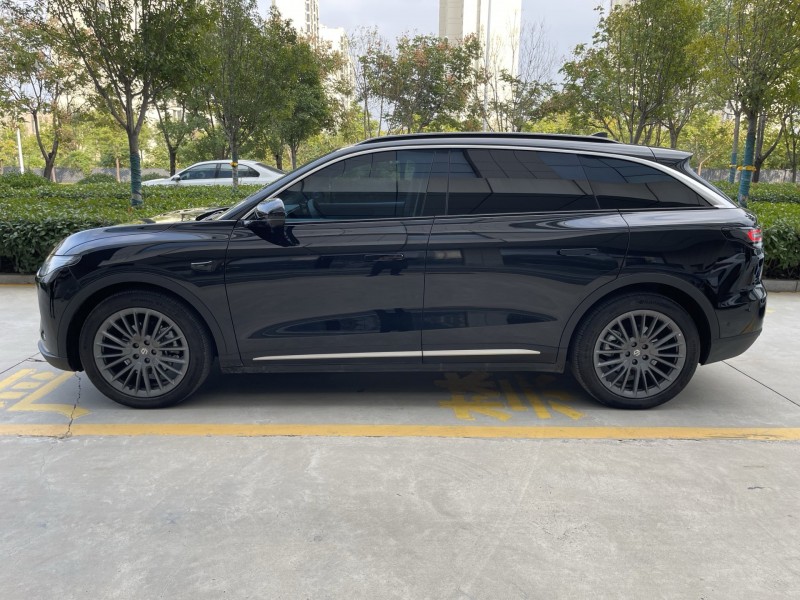 济宁25年零跑汽车C118