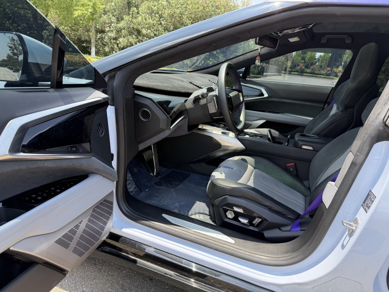 盐城23年高合汽车HiPhi Z5