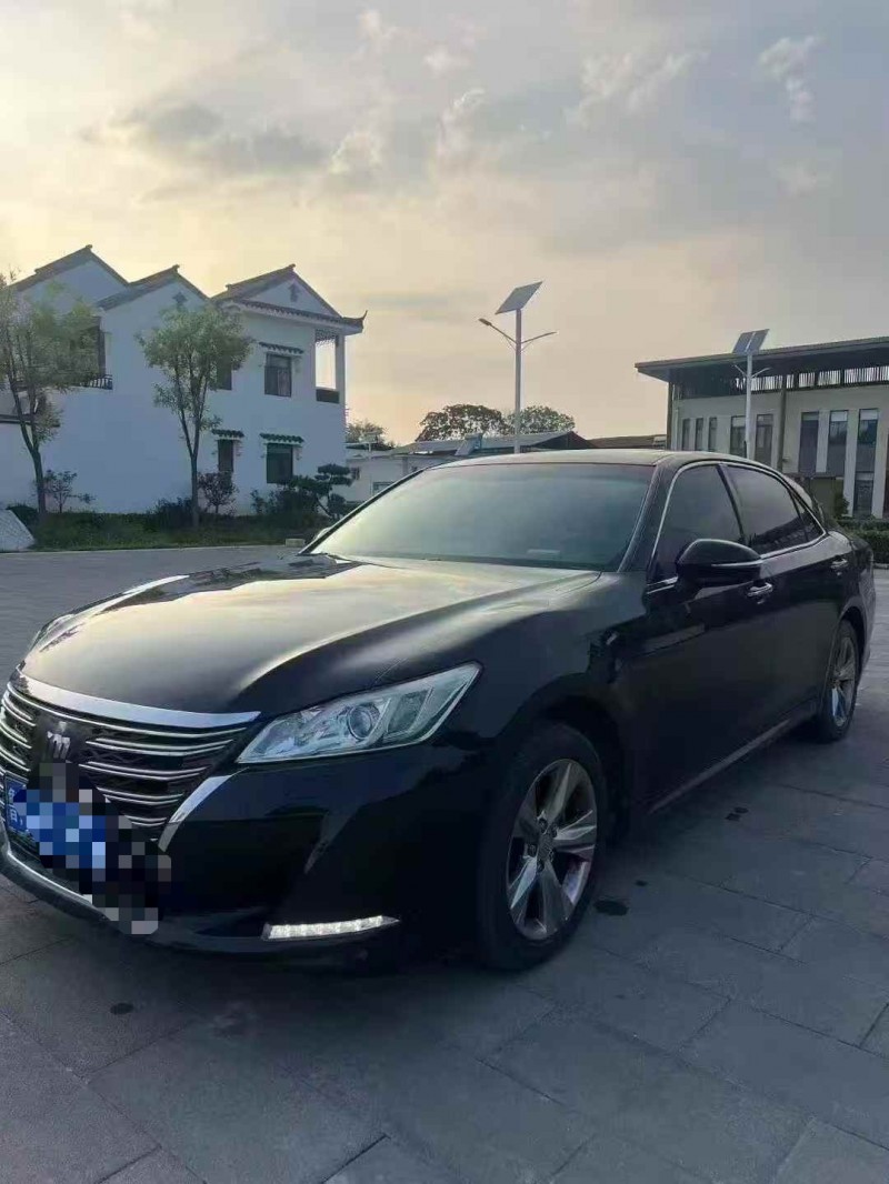 济南17年丰田皇冠2