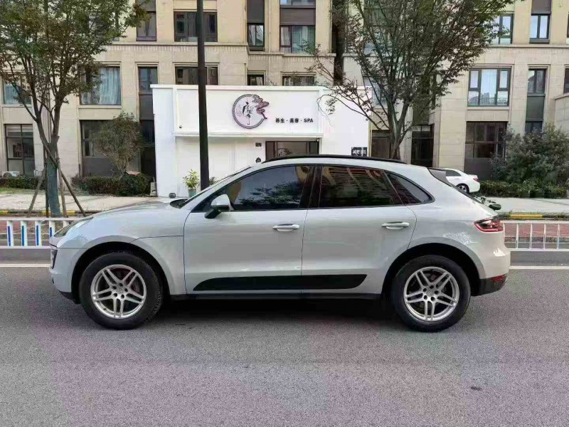 绍兴18年保时捷Macan3