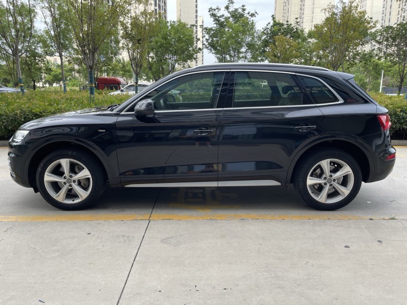 济宁20年奥迪Q58