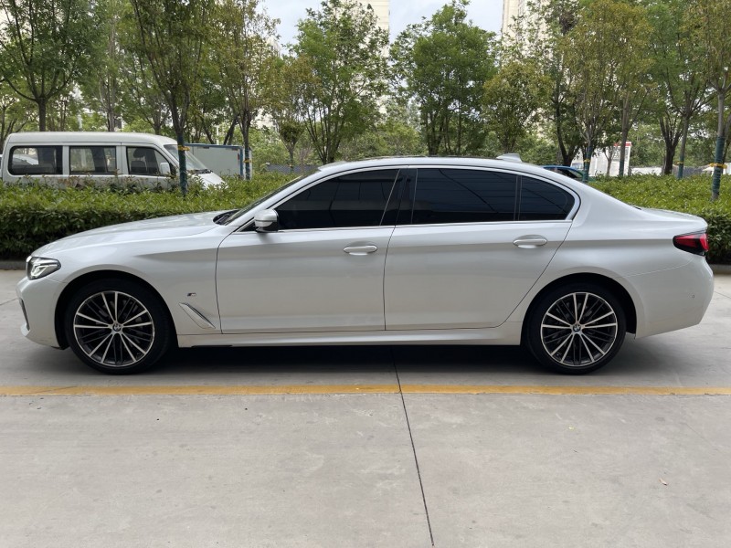 济宁22年宝马5系9