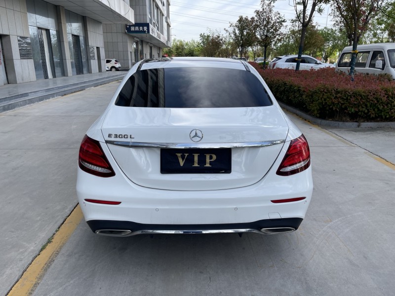 济宁19年奔驰E8