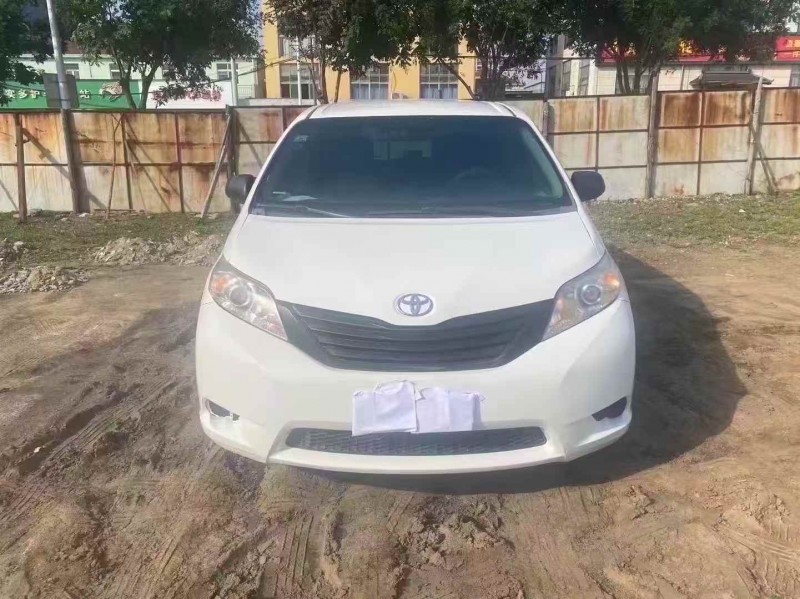 青岛12年丰田塞纳1